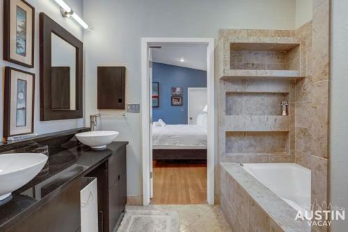 Fun For the Whole Family - Easy Access to Downtown in Austin, USA
