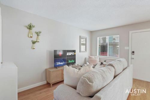 Cook and Gather Around in a Fully Equipped Apartment in Austin, USA