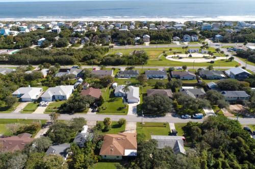 St Augustine Island Home with Patio, Walk to Beach! in บัทเลอร์ บีช