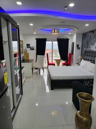 Sheryll Escapes - Kandi Palace Posh 9th floor new studio with King bed and housekeeping, Bacolor