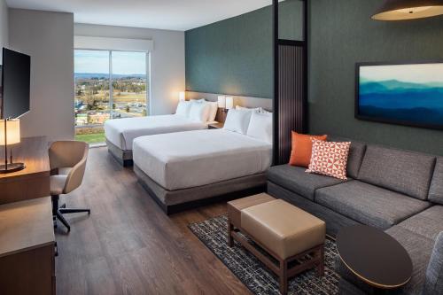 Hyatt Place Harrisonburg Room Type - Queen Room with Two Queen Beds and Sofa Bed - High Floor