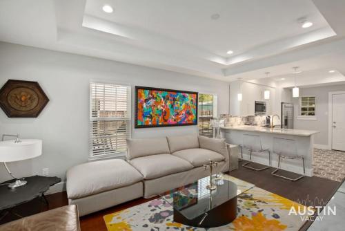 Walk to UT and E 6th in ATX House and Free Swim Club by Austin Vacay, Austin