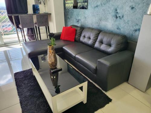 Sheryll Escapes - Kandi Tower 3 premium loft 1BR on 8th floor with 2CR & 2 balconies, Angeles (fotografie 2)