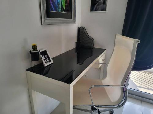 Sheryll Escapes - Kandi Tower 3 premium loft 1BR on 8th floor with 2CR & 2 balconies, Angeles (fotografie 5)