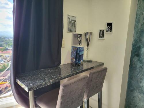 Sheryll Escapes - Kandi Tower 3 premium loft 1BR on 8th floor with 2CR & 2 balconies, Angeles (fotografie 8)