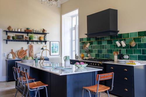 Cuina, Refurbished Chateau Sleeps 20 with Luxury Pool in Seissan