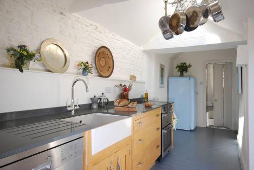 Charming Cottage in the Heart of Frome with parking in โฟรมี