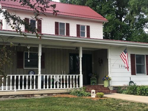 A szálláshely kívülről, The FarmHouse Inn Guest House in Nappanee (Indiana)