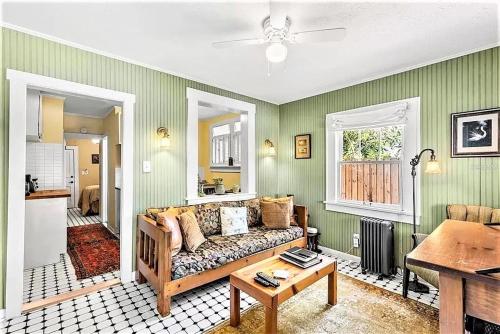 Charming 1923 Cottage at Erehwon Retreat in Tampa, USA