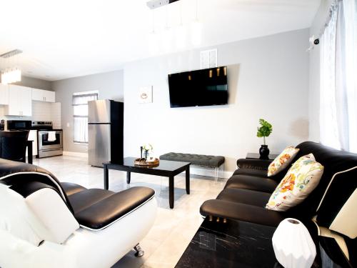 The Prospect Point Penthouse- Yard & Parking, Minutes From Falls & Casino by Niagara Hospitality