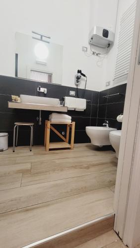Deluxe King Suite image 4