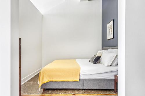 Loop 1BR w Lounge Rooftop nr Art Institute CHI-103 thumb 4