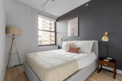 Loop 1BR w Gym Roofdeck WD nr W Loop the CHI-210 in Chicago, USA