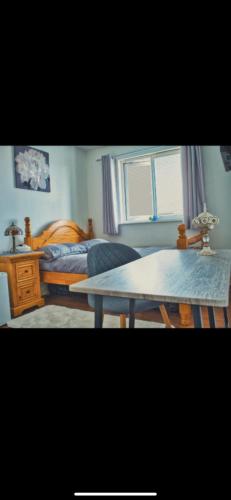 Detached House with a private en suite room 2