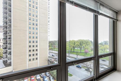Lakeview 1BR w Rooftop Pool nr Wrigley Field CHI-378 thumb 2