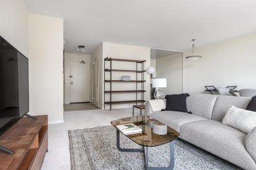 Lakeview 1BR w Rooftop Pool nr Wrigley Field CHI-378 detail