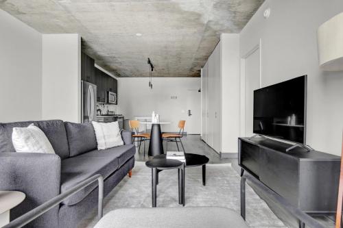 W Loop 1BR w Gym Pool Lounge 2 blocks from L CHI-487 secondary