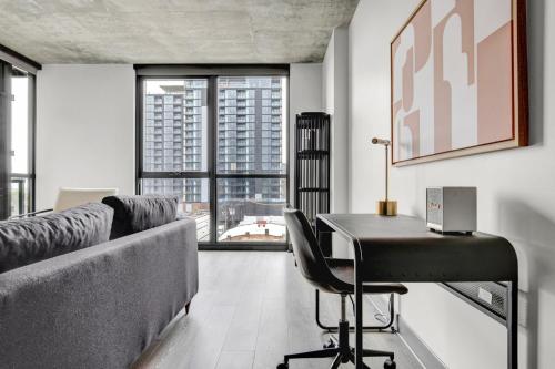W Loop 1BR w Gym Pool Lounge 2 blocks from L CHI-487 secondary