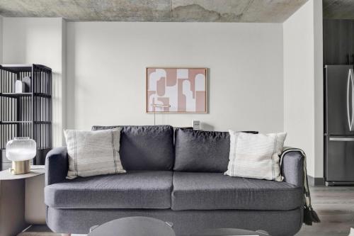 W Loop 1BR w Gym Pool Lounge 2 blocks from L CHI-487 thumb 4