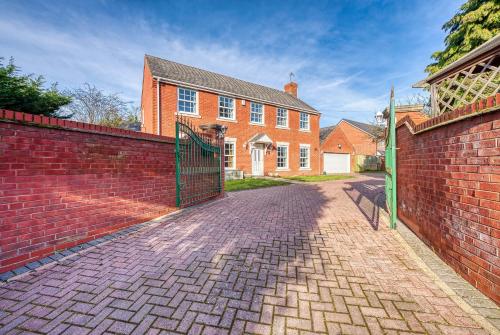 Safari Stays - Gated - Sleeps 14 - Hot tub - Garden gîte à louer Kidderminster