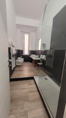 King Suite with Balcony image 7