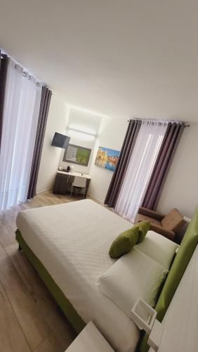 King Suite with Balcony image 5