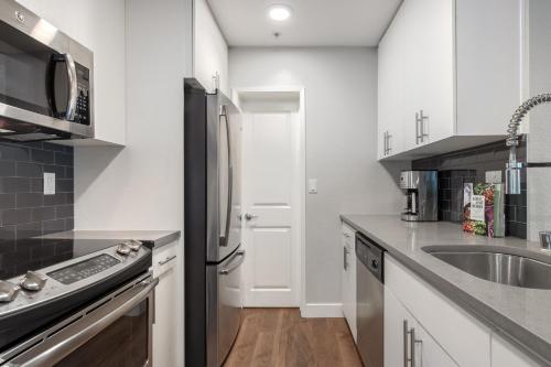 DT Mountain View 2BR w Pool Gym Parking Patio SFO-170 thumb 4