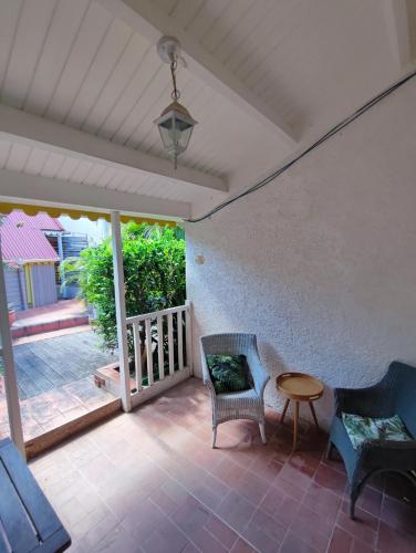 Appartement entier: chambre, cuisine + terrasse au calme sur jardin. in Saint Martin
