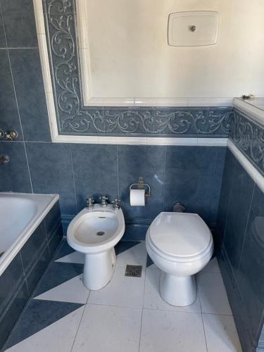 ห้องน้ำ, Habitación Azul triple en primer piso gran jardín !! (Habitacion Azul triple en primer piso gran jardin !!) in ซาน อีซีโดร