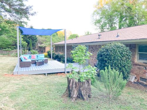 Retreat with Sauna Near ATL Large Backyard with Deck PETS WELCOME
