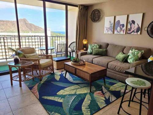 Palm Suite @Waikiki Banyan (1 Free Parking)