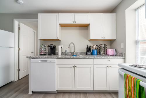 Cozy 1 bed APT near Five Points! Bring your pets! - image 3