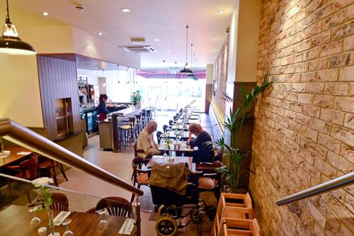 Restaurace, Kings Cross Inn Hotel in Londýn