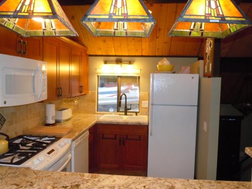 Three-Bedroom Premier Unit #28 by Escape For All Seasons Big Bear Lake (CA)
