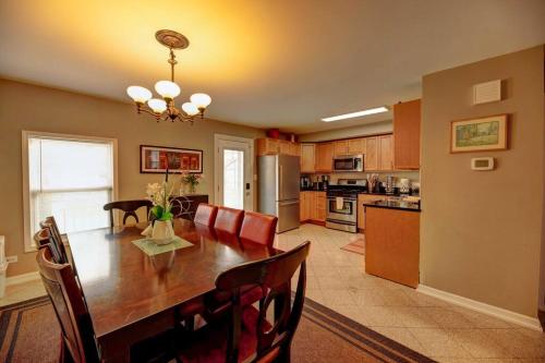 Spacious Row Home next Transit near Downtown w Parking in Chicago, USA
