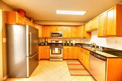 Spacious Row Home next Transit near Downtown w Parking in Chicago, USA