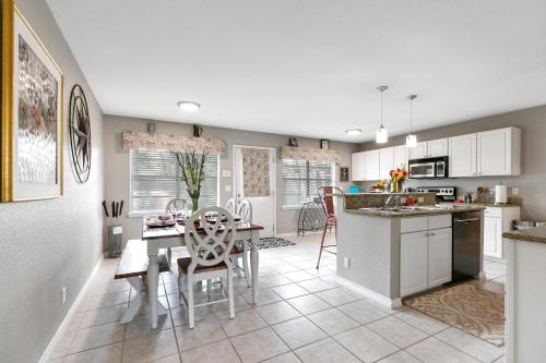 Charming Home Near Main St with Hot tub and Grill - image 7