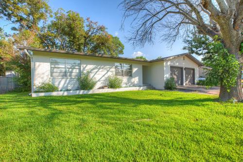 Charming Home Near Main St with Hot tub and Grill - image 10
