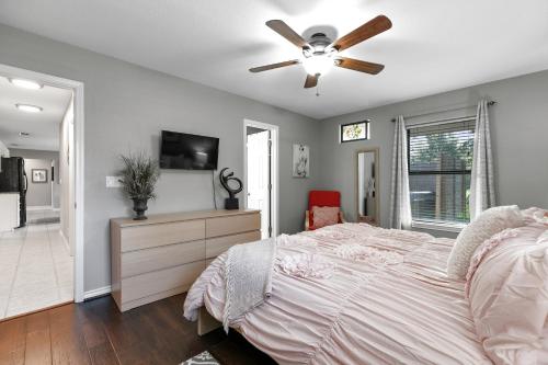 Charming Home Near Main St with Hot tub and Grill - image 13