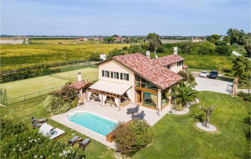  Stunning home in Jesolo with Outdoor swimming pool, WiFi and 6 Bedrooms in Jesolo