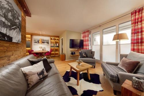 Apartment with Mountain View