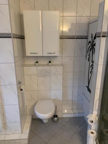 Bathroom, Mainpark Apartment 4 Schlafzimmer bis zu 10 Personen direkt uber AschaffApartment bei Aschaffenburg in Mainaschaff