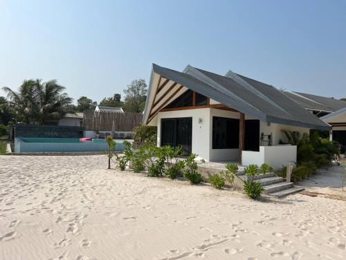 You&Me Resort Room Type - Deluxe Double Room with Sea View