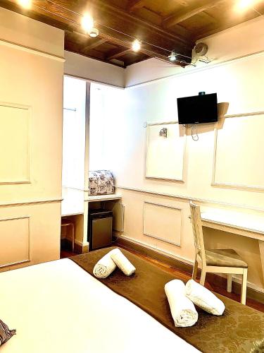 Small Double Room image 10