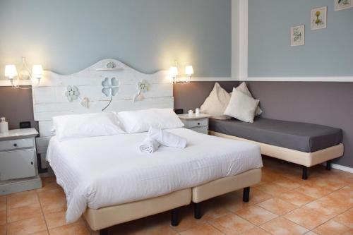 1 queen bed, 1 twin bed, 1 sofa bed