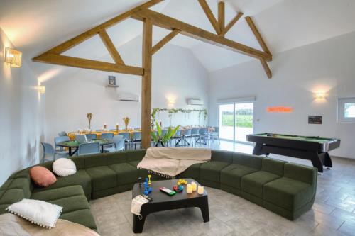 Shared lounge/TV area, So Villa Les Houx 45 - Heated pool - Soccer - 2h from Paris - 30 beds in Chateau-Renard