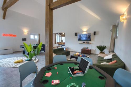 Shared lounge/TV area, So Villa Les Houx 45 - Heated pool - Soccer - 2h from Paris - 30 beds in Chateau-Renard