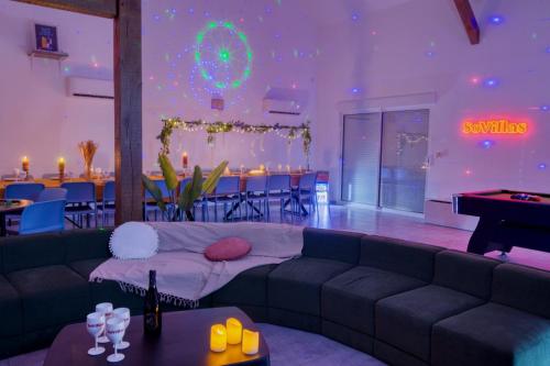 Shared lounge/TV area, So Villa Les Houx 45 - Heated pool - Soccer - 2h from Paris - 30 beds in Chateau-Renard