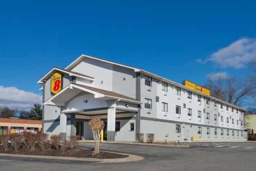 Super 8 by Wyndham Charlottesville in Charlottesville, USA