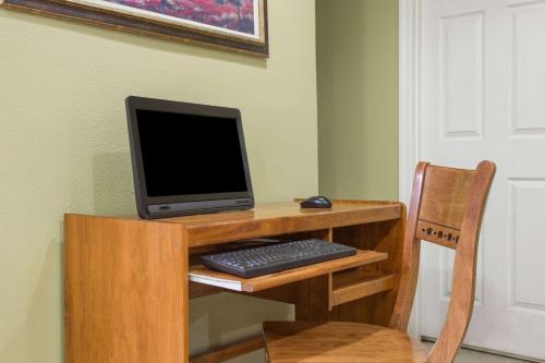 Days Inn by Wyndham Orange - image 9
